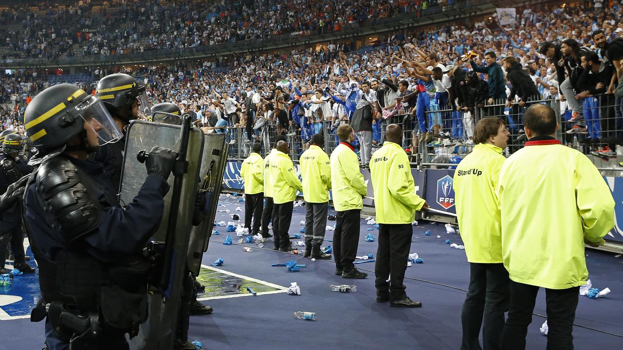 Malgré les fouilles, les supporters ont pu faire entrer des objets prohibés dans l'enceinte du Stade de France samedi lors du match opposant Paris à Marseille. [THOMAS SAMSON / AFP]