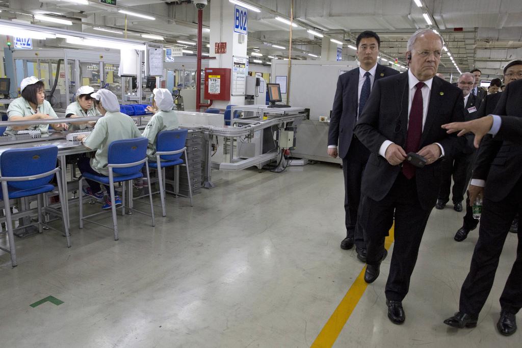 Johann Schneider-Ammann a visité une usine ABB à Pékin. [KEYSTONE - AP Photo/Ng Han Guan]