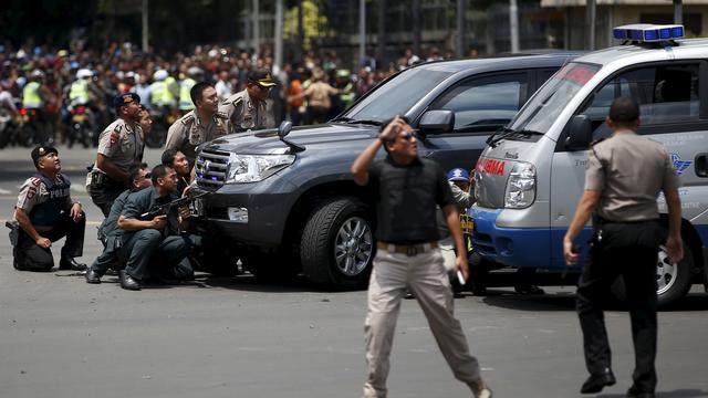 Les forces de police mobilisées sur les lieux de l'attentat à Djakarta. [Darren Whiteside - Reuters]