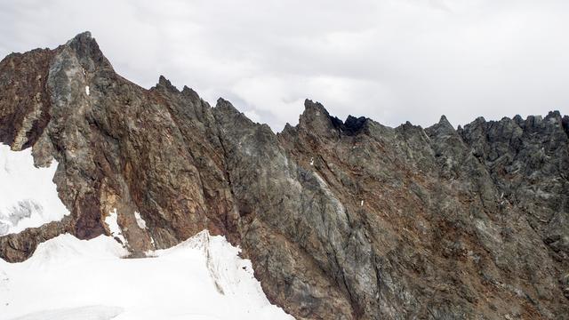 Aperçu de l'impact (noir) sur la paroi rocheuse, laissée par le crash du F-A-18. [Keystone - Alexandra Wey]