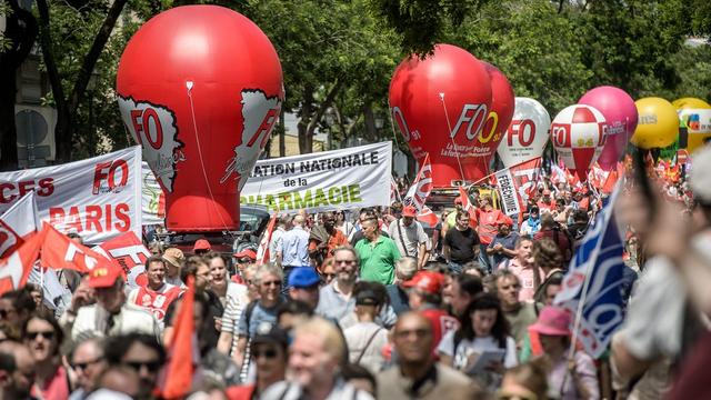 Des manifestants contre la loi Travail à Paris ce jeudi 23 juin. [Keystone - CHRISTOPHE PETIT TESSON]