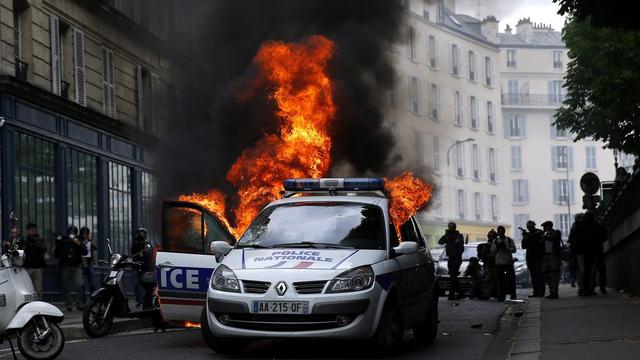 La voiture a été incendiée alors que trois policiers se trouvaient à l'intérieur. [Yoan Valat]