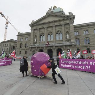 Des femmes manifestent à Berne pour l'égalité salariale à Berne, 08.03.2013. [Keystone - Lukas Lehmann]