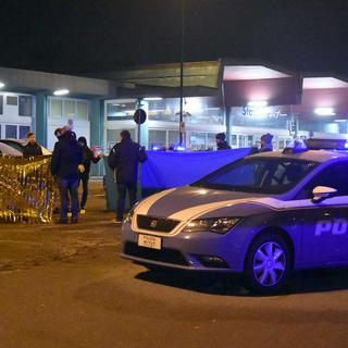 La police scientifique italienne à l'endroit où le suspect a été abattu. [keystone - Daniele Bennati]