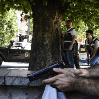 Opération policière devant le Palais de justice à Ankara, le 18 juillet 2016. [Ilyas Akengin]