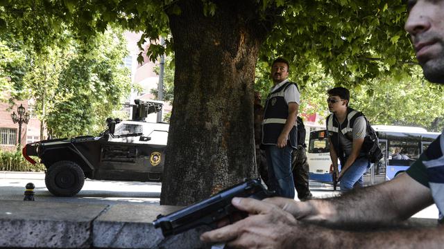Opération policière devant le Palais de justice à Ankara, le 18 juillet 2016. [Ilyas Akengin]