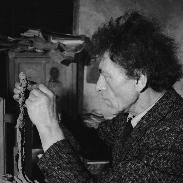 Alberto Giacometti dans son studio en 1961. [AFP - Jean-Régis Roustan / Roger-Viollet]