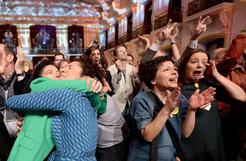 les supporters autrichiens d'Alexander Van der Bellen n'ont pas attendu le résultat final pour exprimer leur joie. [AFP - Roland Schlager]