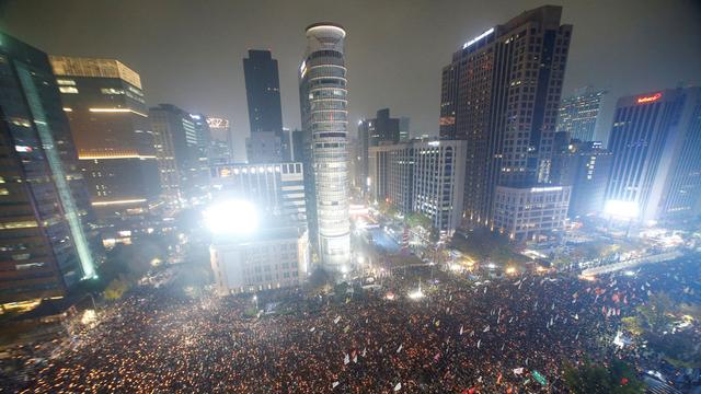 Des milliers de manifestant ont défilé pour demander la démission de la présidente en Corée du sud. [Reuters - Kim Hong-Ji]