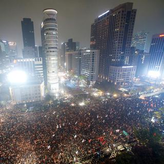 Des milliers de manifestant ont défilé pour demander la démission de la présidente en Corée du sud. [Reuters - Kim Hong-Ji]