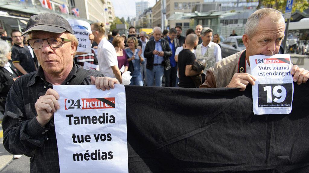 Membres de la rédaction de 24 Heures devant la tour Tamedia de Lausanne, ce mardi 27.09.2016. [Keystone - Laurent Gilliéron]