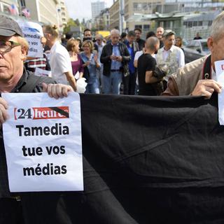 Membres de la rédaction de 24 Heures devant la tour Tamedia de Lausanne, ce mardi 27.09.2016. [Keystone - Laurent Gilliéron]
