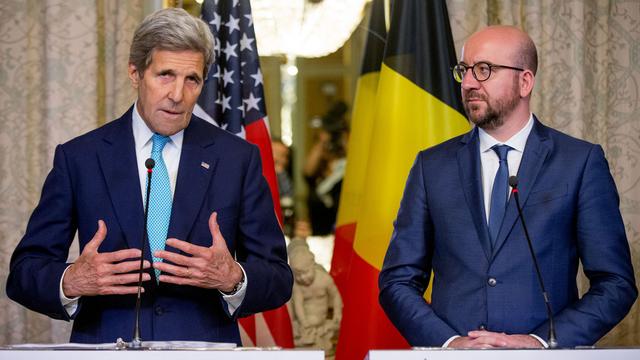 John Kerry lors d'une conférence de presse aux côtés du Premier ministre belge Charles Michel. [Keystone - AP Photo/Andrew Harnik]