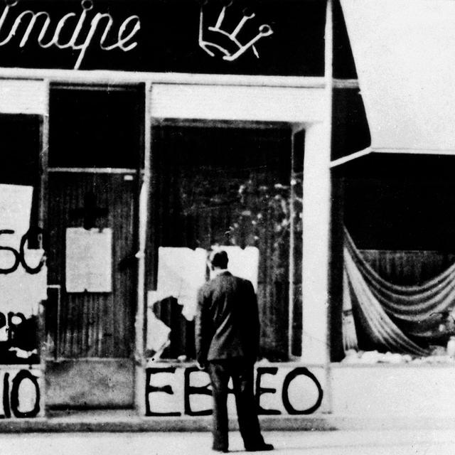 Graffitis antisémites sur la vitrine d'un commerce juif, Trieste, 1942. [AFP]