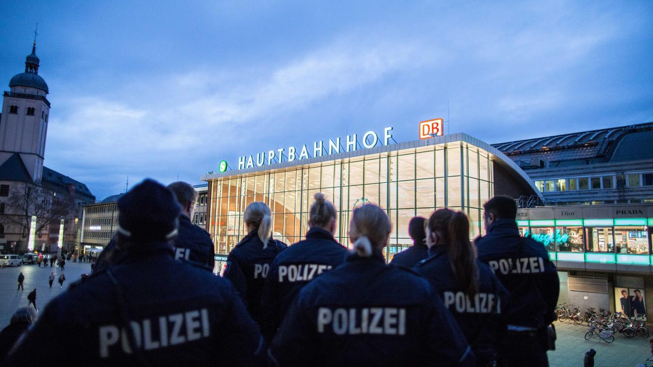 Des policiers devant la gare de Cologne, une semaine après les agressions perpétrées contre des dizaines de femmes.