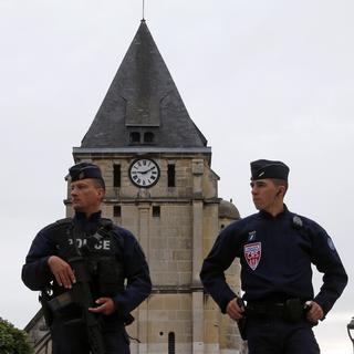 Des CRS en poste devant l'église de Saint-Etienne-du-Rouvray, où s'est déroulée l'attaque. [Reuters - Pascal Rossignol]