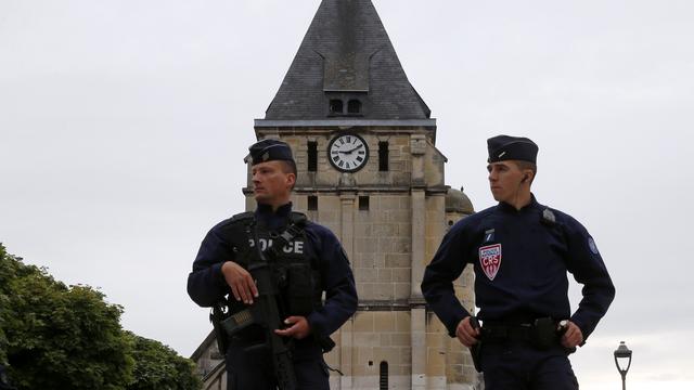 Des CRS en poste devant l'église de Saint-Etienne-du-Rouvray, où s'est déroulée l'attaque. [Reuters - Pascal Rossignol]