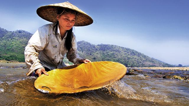 Luang Prabang, Laos, une chercheuse d’or et sa battée. [DR - Luciano Lepre]