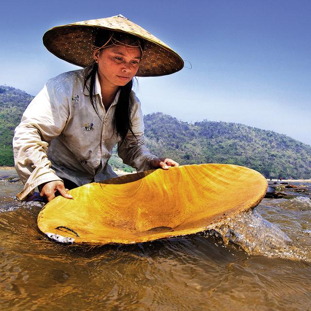 Luang Prabang, Laos, une chercheuse d’or et sa battée. [DR - Luciano Lepre]