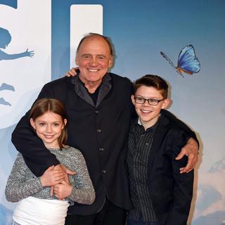 L'acteur suisse Bruno Ganz entouré d'Anuk Steffen et Quirin Agrippi  lors d'une première du film "Heidi" à Munich en novembre 2015. [EPA / Keystone - Felix Hoerhager]