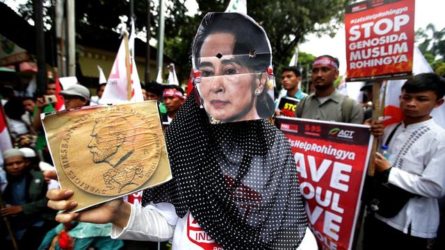 La prix Nobel de la paix Aung San Suu Kyi, dont le parti est au pouvoir en Birmanie, a été vivement huée au Bangladesh pour sa politique face aux Rohingyas. [Bagus Indahono]