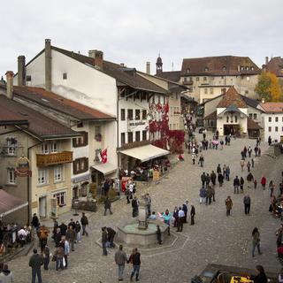 La vingtaine de jeunes colombiens en visite en Suisse a notamment découvert Gruyères. [Keystone - Alessandro Della Bella]