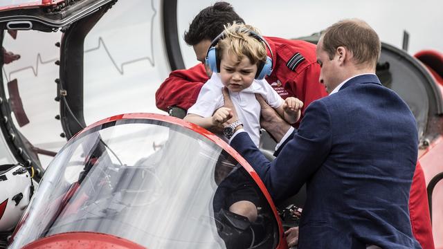 Le prince George ressort du cockpit d'un avion des Red Arrows, aidé par son prère, le prince William, ce 9 juillet 2016, à Fairford en Angleterre. [chard Pohle/ Pool photo via AP]