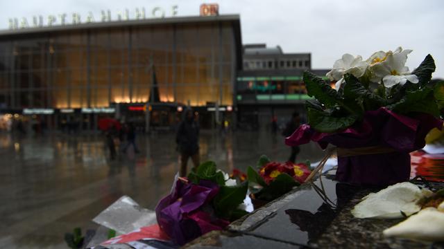 Des fleurs et des lettres de protestation devant la gare de Cologne. [afp - Patrik Stollarz]