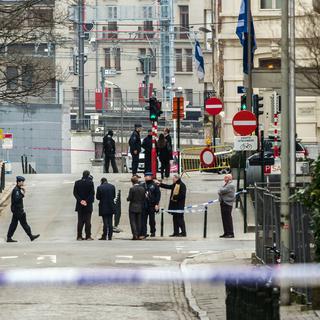 La police belge a fermé l'accès aux rues à proximité de la station de métro de Maelbeek à Bruxelles après une explosion. [AFP - Philippe Huguen]