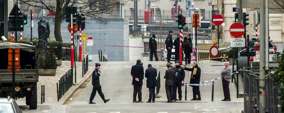 La police belge a fermé l'accès aux rues à proximité de la station de métro de Maelbeek à Bruxelles après une explosion. [AFP - Philippe Huguen]