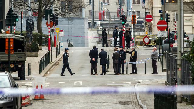 La police belge a fermé l'accès aux rues à proximité de la station de métro de Maelbeek à Bruxelles après une explosion. [AFP - Philippe Huguen]
