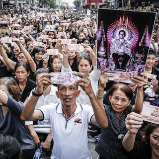 La population témoigne de son attachement au roi défunt Bhumibol Adulyadej, peu avant la procession funèbre. [Rungroj Yongrit]
