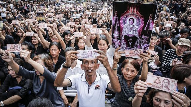 La population témoigne de son attachement au roi défunt Bhumibol Adulyadej, peu avant la procession funèbre. [Rungroj Yongrit]