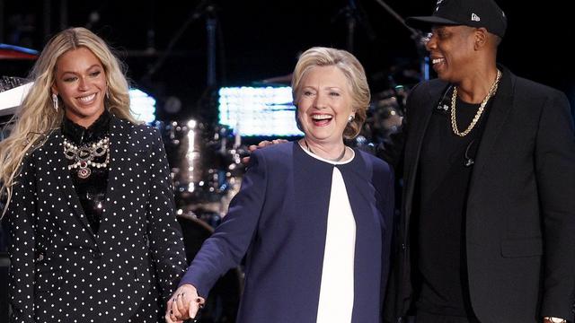 Hillary Clinton aux côtés de Beyoncé et Jay Z lors d'un concert à Cleveland. [Keystone - EPA/DAVID MAXWELL]