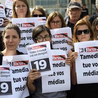 Des membres de la rédaction du quotidien "24 Heures" manifestent avec le slogan "Tamedia tue vos medias", le 27 septembre 2016 à Lausanne. [Keystone - Laurent Gillieron]