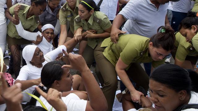 Des membres des "Dames en blanc" se faisant arrêter à La Havane, dimanche 20 mars.