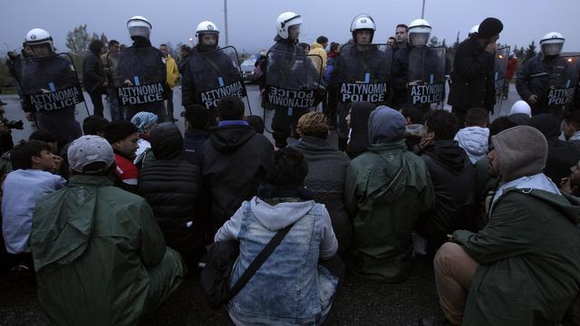 Les migrants ont bloqué une route pour demander la réouverture des frontières. [Alexandros Avramidis]