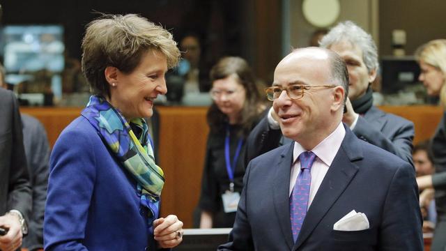 Simonetta Sommaruga avec le ministre de l'Intérieur français Bernard Cazeneuve, jeudi à Bruxelles.