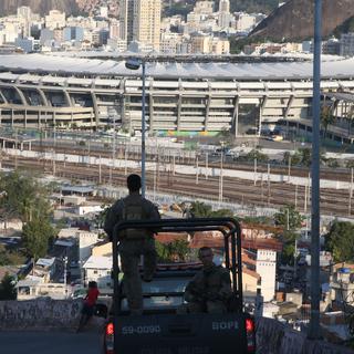 La police brésilienne surveillant le stade de Maracana, le jour de la cérémonie d'ouverture des JO de Rio le 5 août 2016. [Reuters - Pilar Olivares]