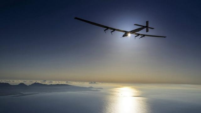 L'avion Solar Impulse 2 lors de vols tests à Hawaï à la fin mars 2016. [EPA/Keystone - Jean Revillard]