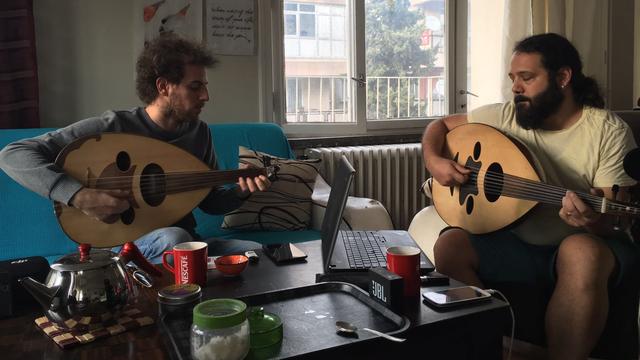 Alharith Alsaleh et Wassim Mukdad, deux membres du groupe syrien Saba Barrada, dans leur appartement de Gaziantep (Turquie). [RTS - Alexandre Habay]