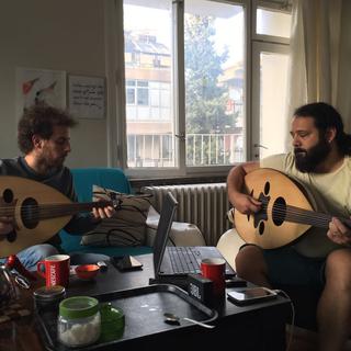 Alharith Alsaleh et Wassim Mukdad, deux membres du groupe syrien Saba Barrada, dans leur appartement de Gaziantep (Turquie). [RTS - Alexandre Habay]