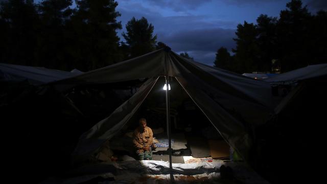 Un Syrien dans une tente du camp de réfugiés de Ritsona dans le nord de la Grèce. [Keystone - AP Photo/Petros Giannakouris]