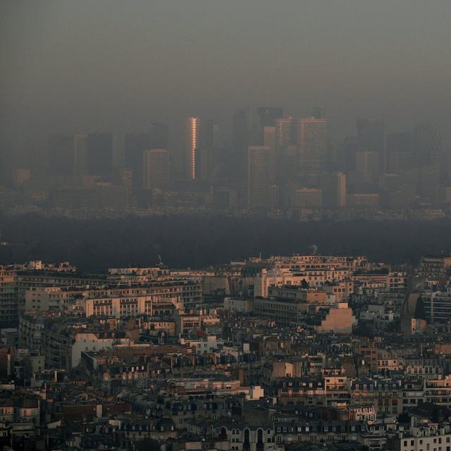 Jeudi 8 décembre: Une vue aérienne sur la Défense, le quartier d'affaires de Paris, au troisième jour du pire pic de pollution depuis dix ans. [Keystone - EPA/YOAN VALAT]
