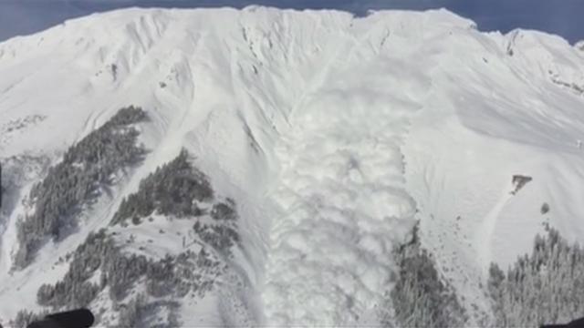 Des scientifiques ont déclenché volontairement une avalanche près d'Anzère (Image RTS)