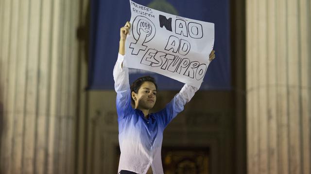 Le viol collectif d'une jeune fille a ému les Brésiliens. [keystone - AP Photo/Leo Correa]