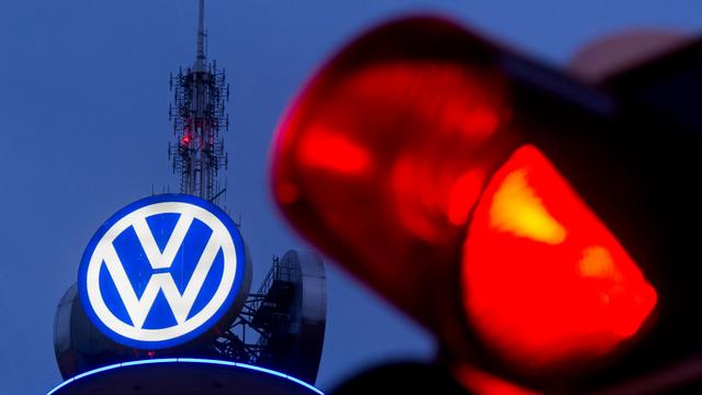 Pour laisser derrière lui le scandale des émissions, Volkswagen se réoriente et licencie massivement. [DPA/AFP - Julan Stratenschulte]