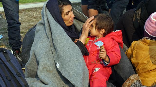 Une femme et son fils à leur arrivé à Lesbos lundi matin. [STR/AFP]