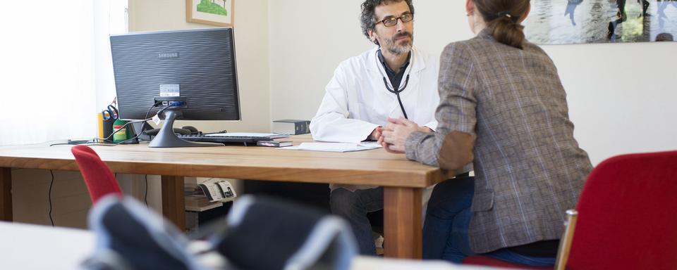 Les médecins de famille se font de plus en plus rares. [Christian Beutler]