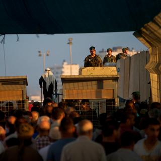 Des Palestiniens attendant de pouvoir traverser un checkpoint entre la Cisjordanie et Israël. [REUTERS - Mohamad Torokman]